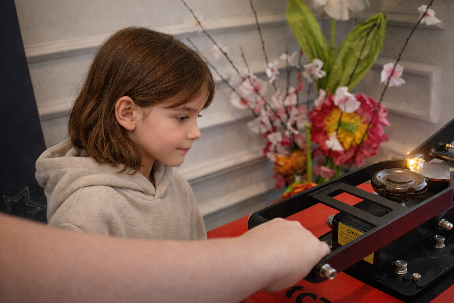 Enfant découvrant le flocage avec l'animatrice