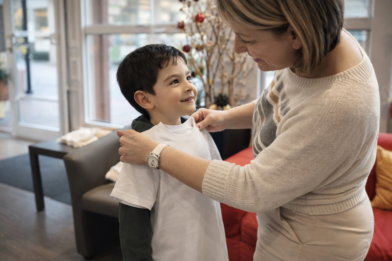 Enfant fier d'essayer son t-shirt personnalisé